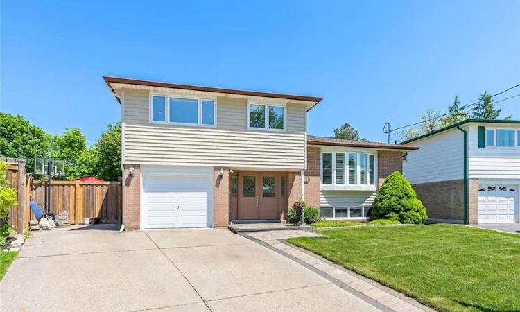 26 Marilyn Crescent
