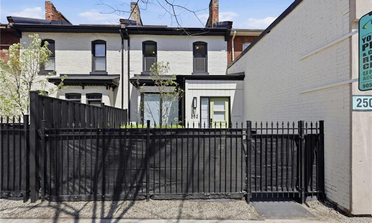 252 King Street W