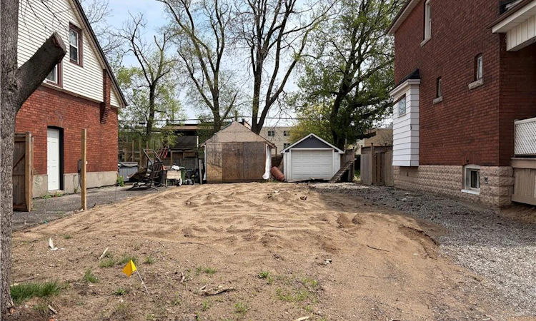 18 Tuxedo Avenue N