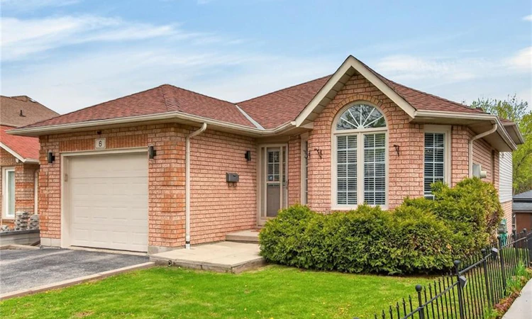 6 Glenhollow Drive