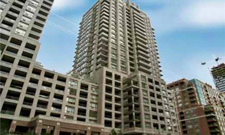 2304-909 Bay Street