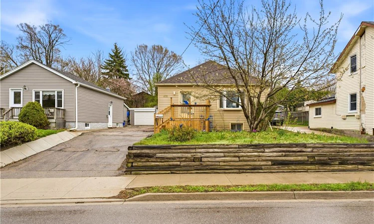 609 Guelph Street