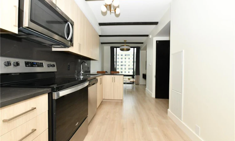 736-145 Columbia Street W