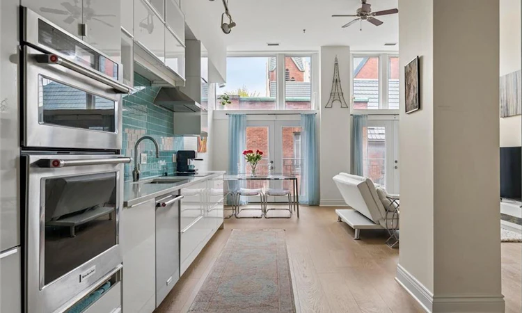 213-276 King Street W