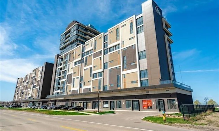 905-550 North Service Road