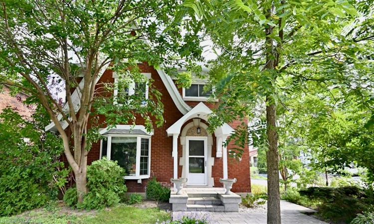 859 Queen's Boulevard