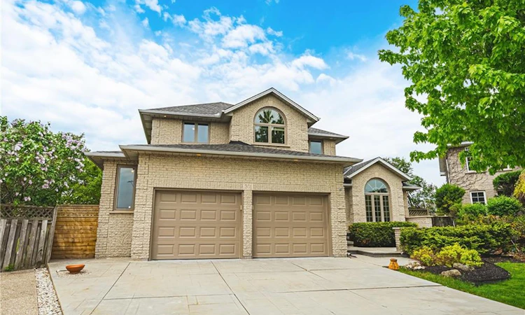 301 Parkwood Crescent