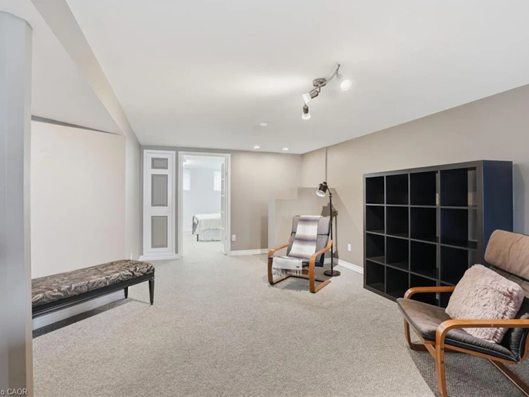 31 Algonquin Avenue, Hamilton, ON, L9H 7K9 - 32