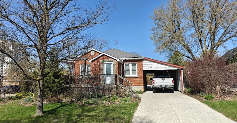18 Dunbar Road S, Waterloo, ON, N2L 2E1