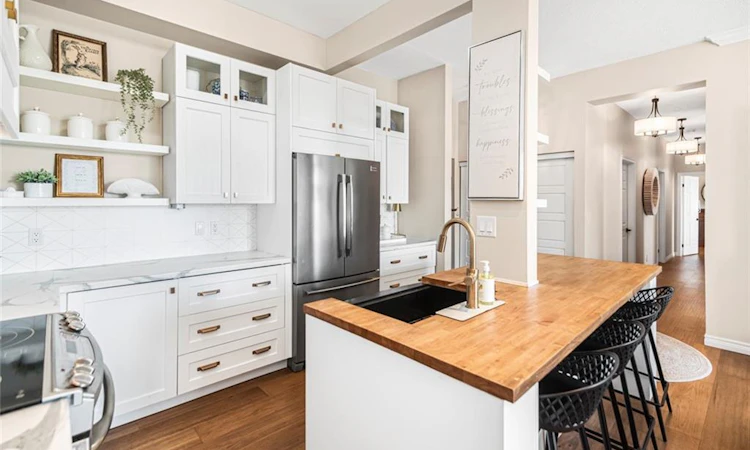 311-262 Dundas Street E
