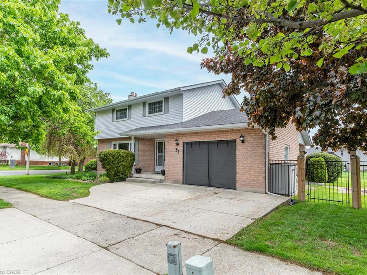 31 Blackfriar Lane, Brantford, ON, N3R 7M2