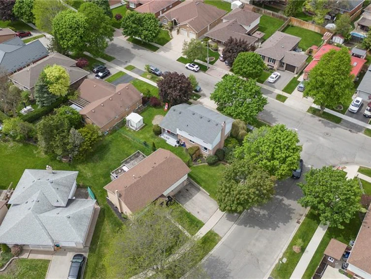 31 Blackfriar Lane, Brantford, ON, N3R 7M2 - 31