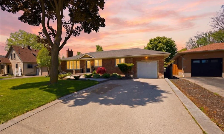 8 Queensway Drive
