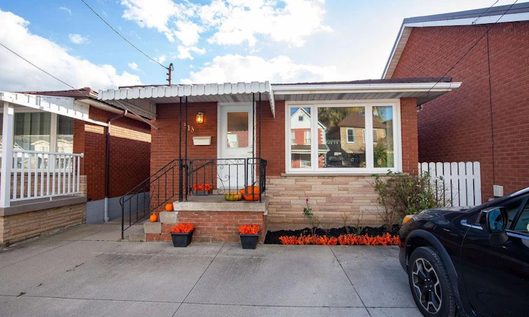 313 Barton Street W