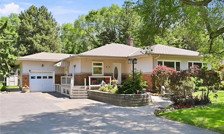 951 Cloverleaf Drive
