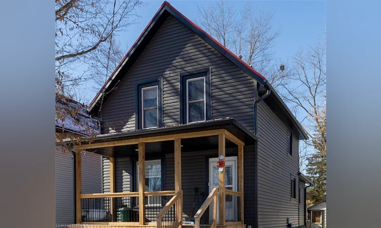 38 Mowat Street