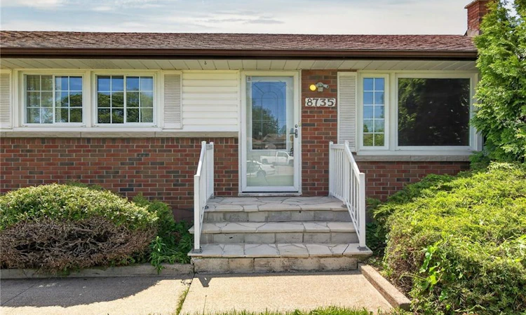 8735 Howe Crescent