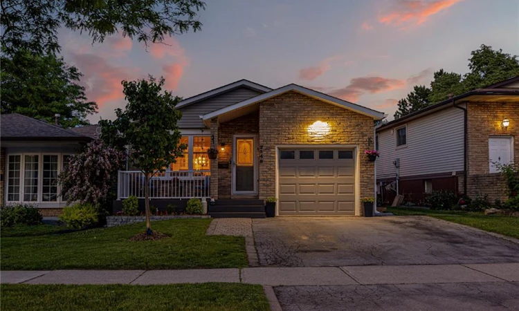 2348 Malcolm Crescent