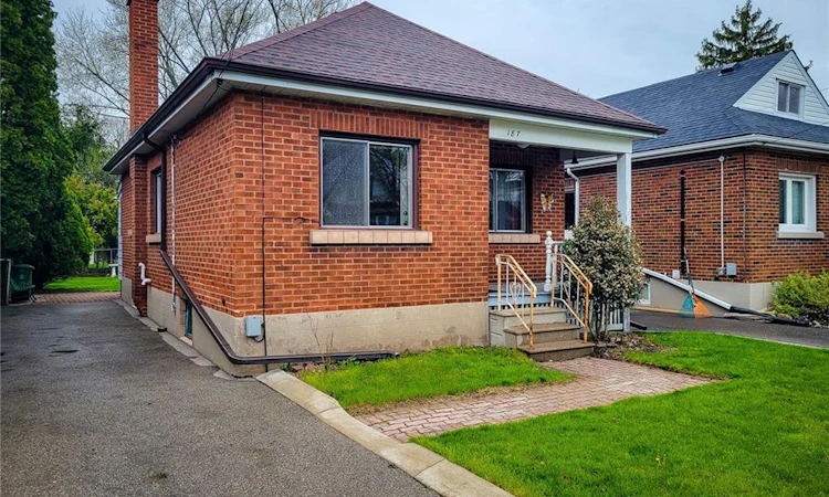 187 Paradise Road N