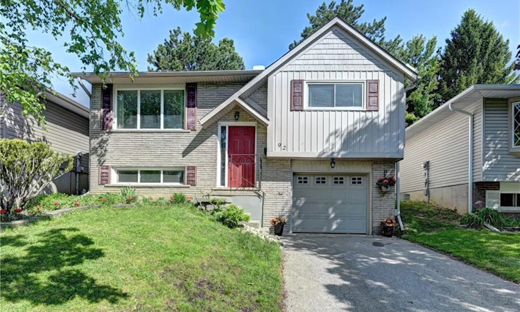 92 Pinemeadow Crescent