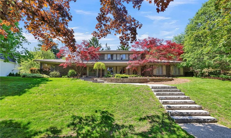 61 Huntley Crescent