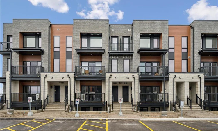 C052-525 Erinbrook Drive