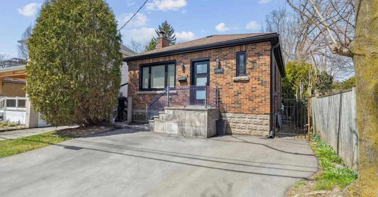2113 New Street, Burlington, ON, L7R 1H7 - 2