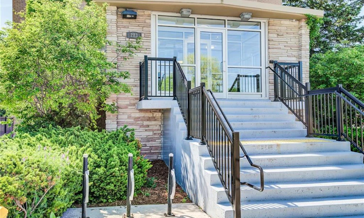 302-283 Fairway Road N
