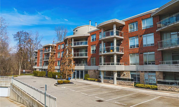 312-125 Wilson Street W