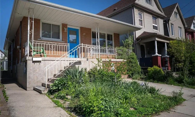 37 Kinrade Avenue E