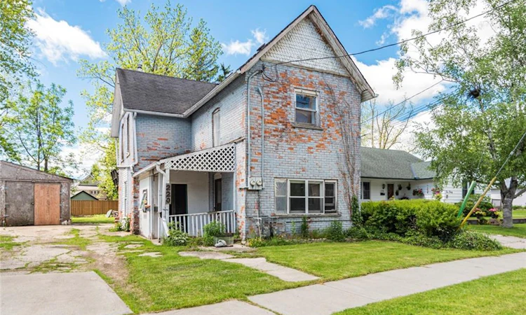 220 Alder Street W