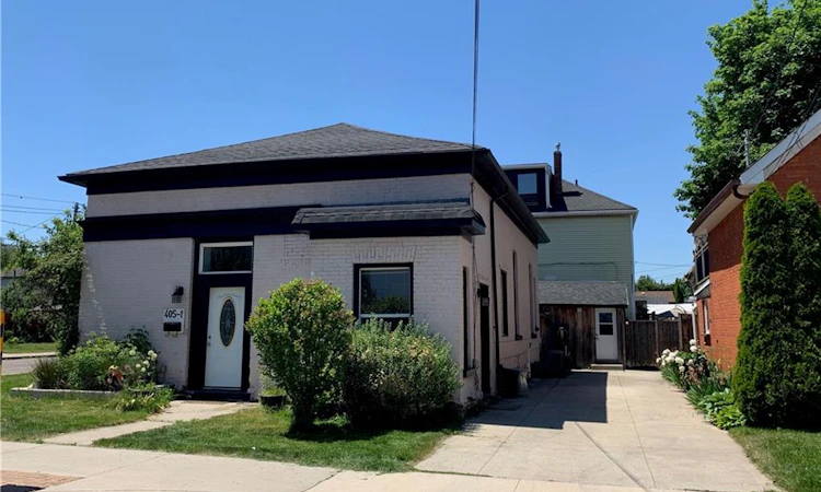 405 Macnab Street N