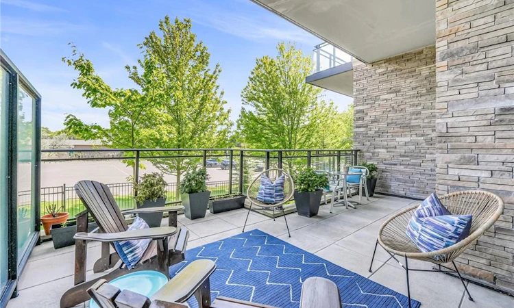 GR26-1575 Lakeshore Road W