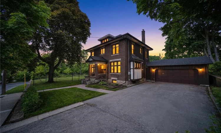 8 Abigail Avenue