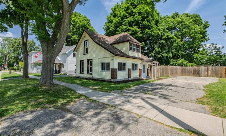241 Talbot Street S