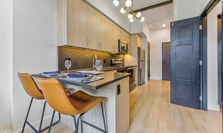 202-145 Columbia Street W