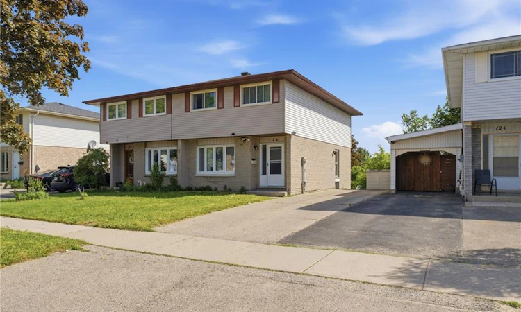 126 Dinison Crescent