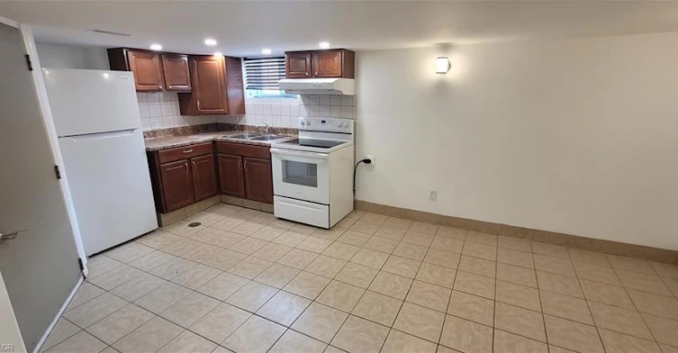 Lower Level-98 Limeridge Road E, Hamilton, ON, L9A 2S3 - 6