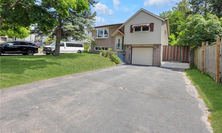 72 Pinemeadow Crescent
