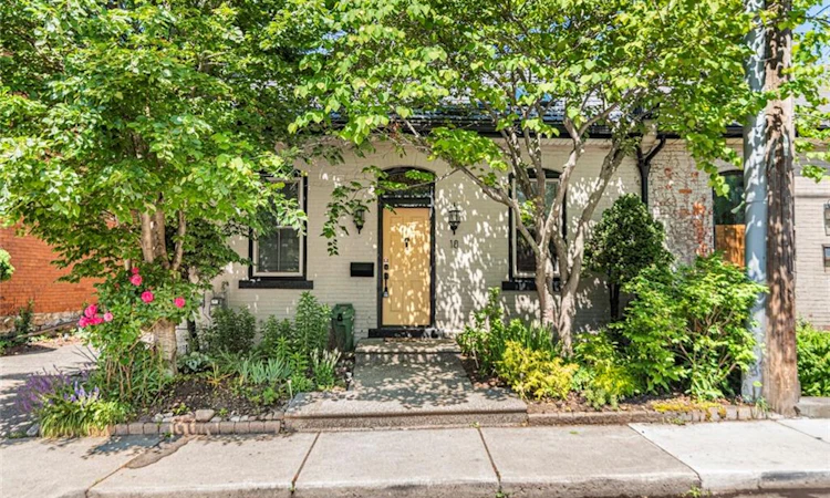 18 Pearl Street S