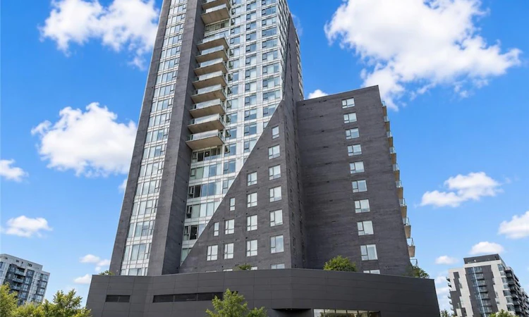 802-158 King Street N