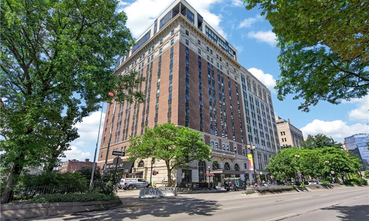 302-112 King Street E