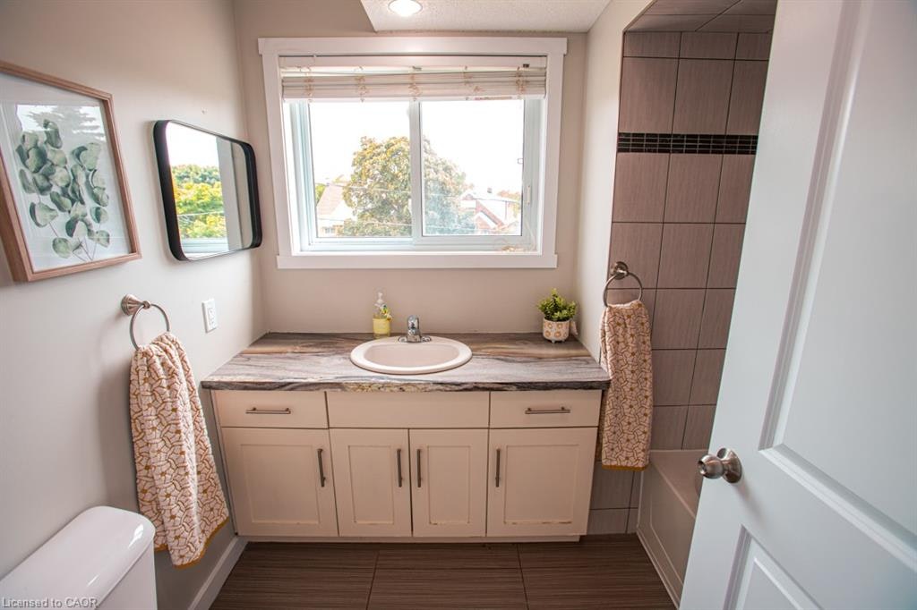 B-489 East Avenue, Kitchener, ON, N2H 0A8 - 34