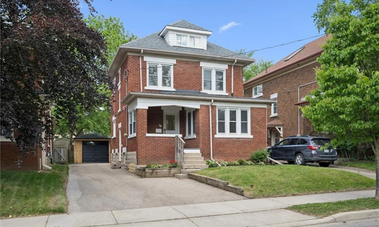 38 Stirling Avenue N