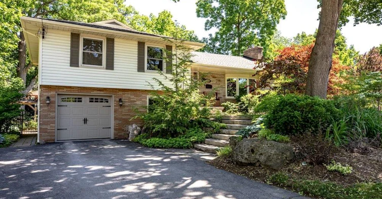 589 Sharalin Court, Burlington, ON, L7T 2N7 - 2