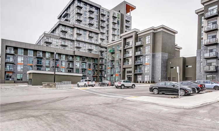 604-470 Dundas Street E