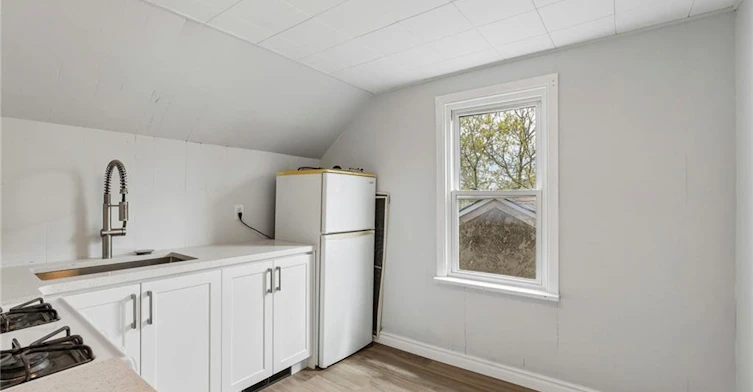 UPPER-26 Albina Street, Welland, ON, L3C 1P3 - 9