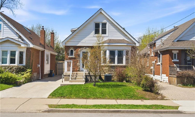148 Huxley Avenue S