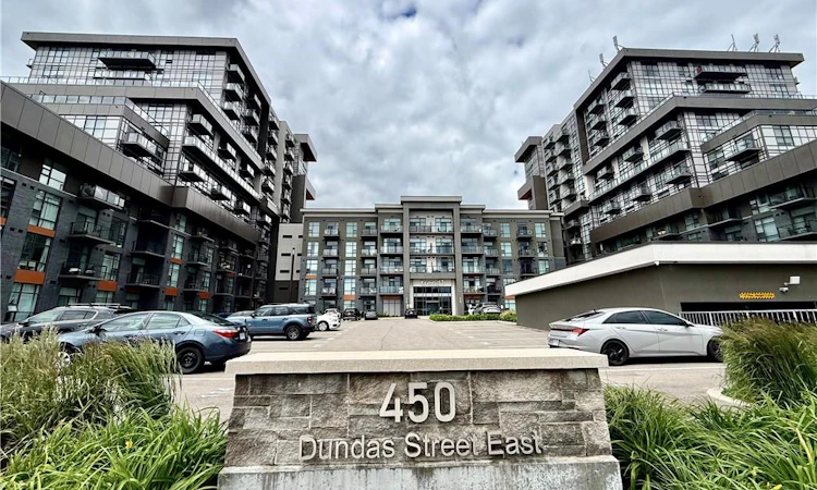 404-450 Dundas Street E