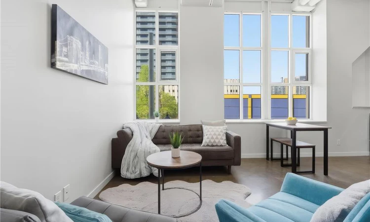 212-404 King Street W